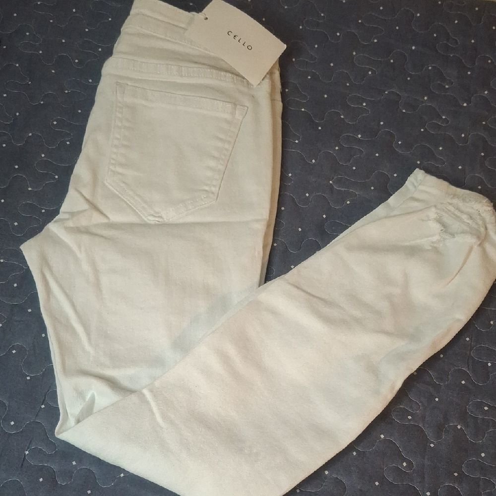 Cello Women's White Distressed Jeggings size 3 NWT